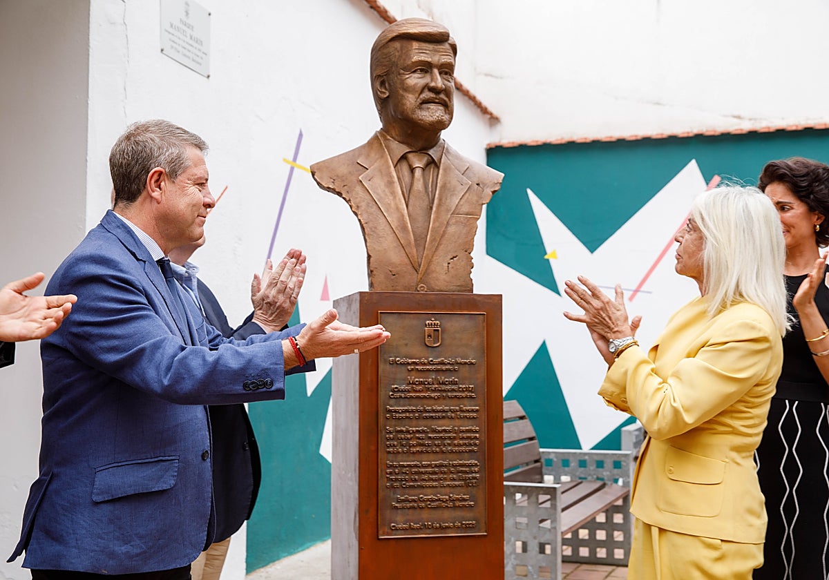 En el acto se ha descubierto un busto de Manuel Marín; en la imagen, Page junto a la viuda del político ciudadrealeño