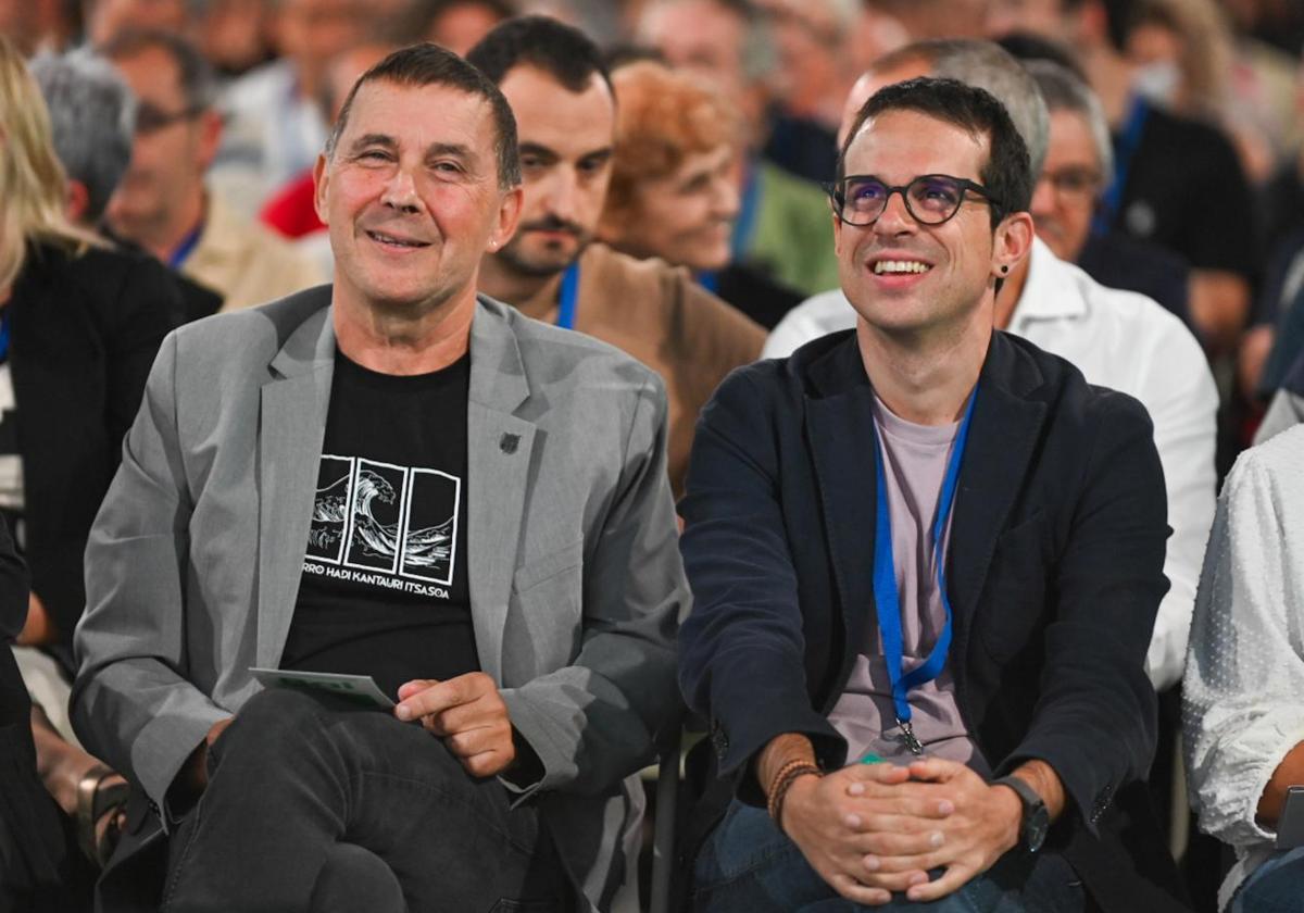 Otegi junto a Otxandiano, candidato a lendakari por EH Bildu en las elecciones autonómicas del 28-M