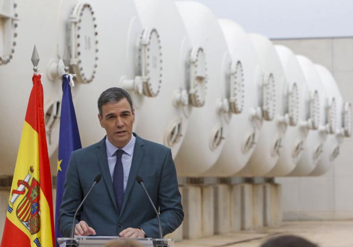 El presidente del Gobierno, Pedro Sánchez, durante su visita a la planta desalinizadora de Torrevieja (Alicante)
