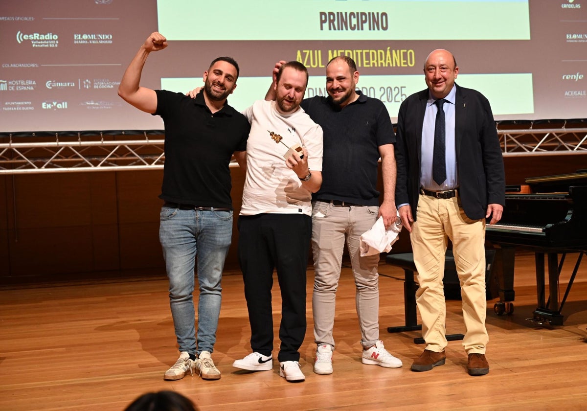 El chef ganador Juan Carlos Jiménez, junto a parte de su equipo del restaurante 'Azul Mediterráneo' y el presidente de la Asociación Provincial de Hostelería de Valladolid, Jaime Fernández Lafuente