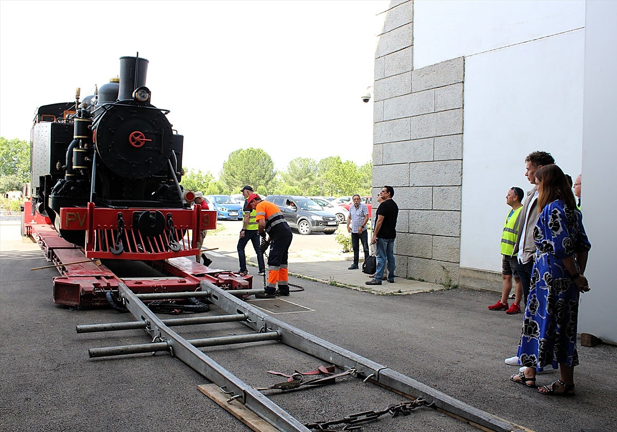 Traslado de la locomotora Wagner número 9 a los talleres de la empresa Ferrocarril Valle del Sil, en Villablino