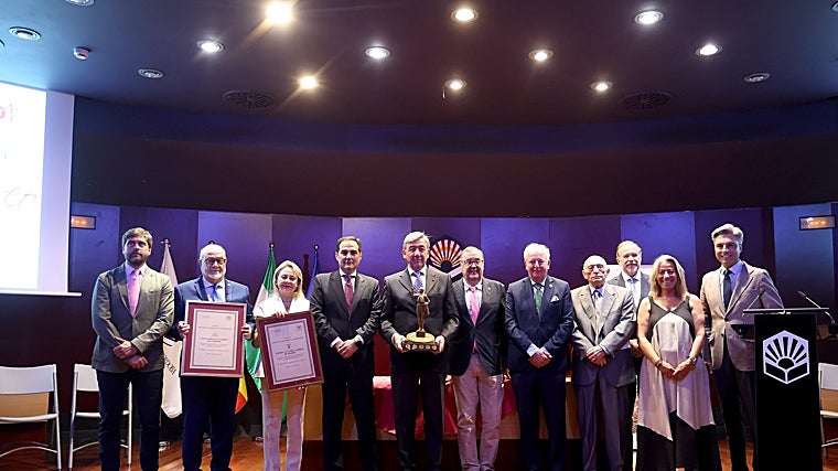 Foto de familia de los galardonados