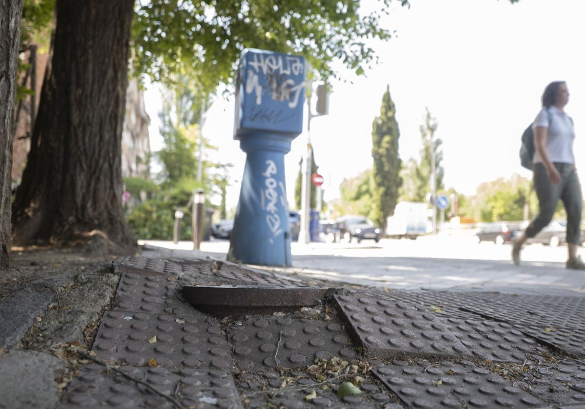 Aceras levantadas en el barrio madrileño de Puerto Chico