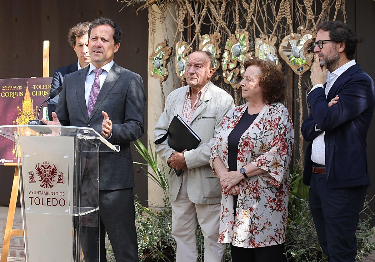 El alcalde Carlos Velázquez, Andrés León, Ana Pérez y Jesús Corroto, en la presentación del certamen de los Patios de Toledo