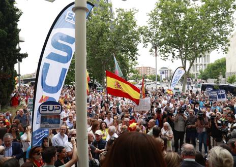 Imagen secundaria 1 - Imágenes del paro del poder judicial en los juzgados de Plaza de Castilla en Madrid