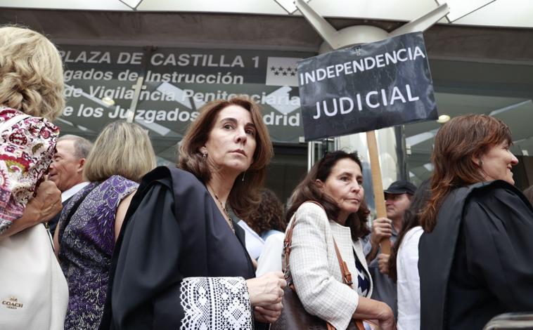 Imagen principal - Imágenes del paro del poder judicial en los juzgados de Plaza de Castilla en Madrid
