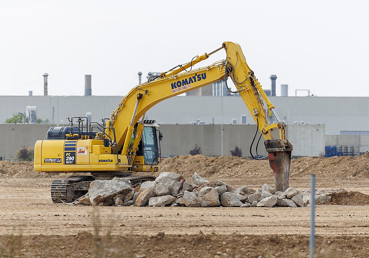 El movimiento de tierras en los suelos en los que se levantará la gigafactoría de baterías de Stellantis-CATL en Figueruelas (Zaragoza) avanza a buen ritmo