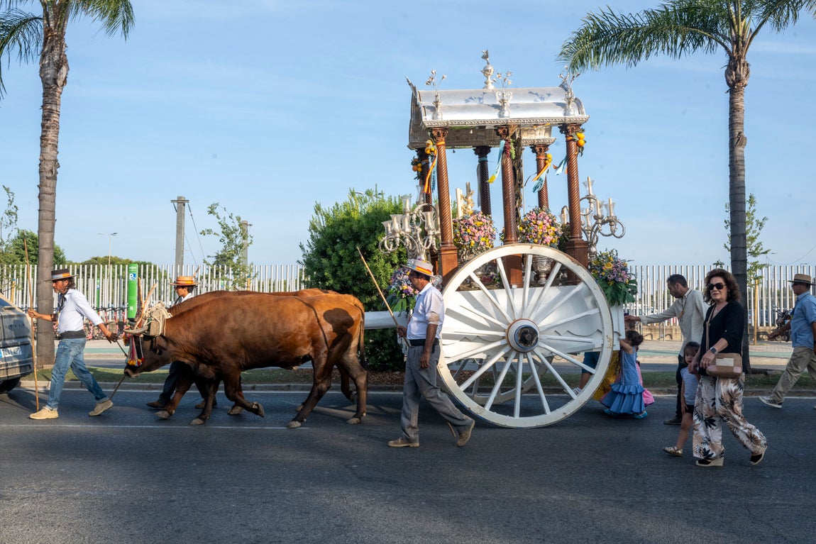 El Rocío Castrense regresa a Sevilla por el cuartel de la Polícia Nacional