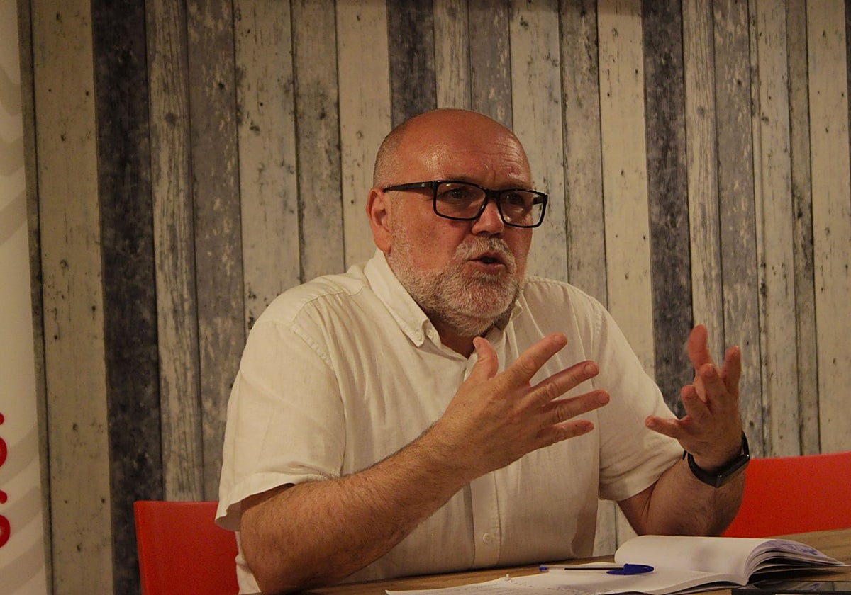 El concejal de IU, Txema Fernández durante su comparecencia en Toledo