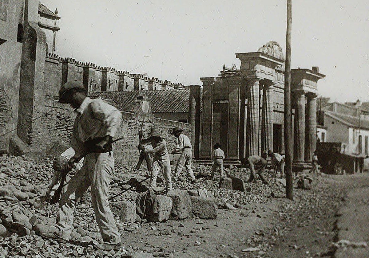 Obras en el entorno de la Puerta del Puente, en una de las fotografías antiguas