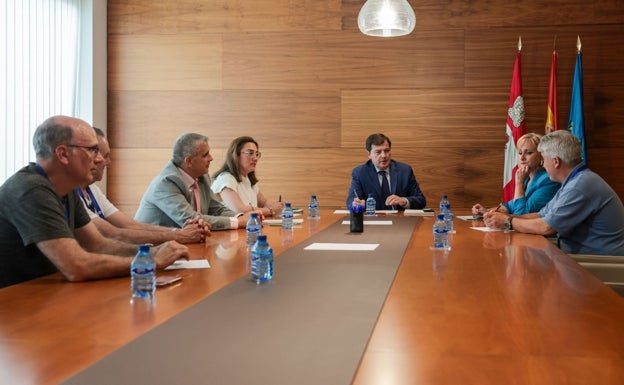 Reunión del presidente de la Junta y de las consejeras María del Corral y Leticia García con los representantes de los trabajadores afectados por el ERE en La Bañeza