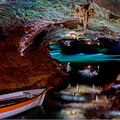 Un turista acaba detenido por romper una estalactita en el río subterráneo navegable más largo de Europa