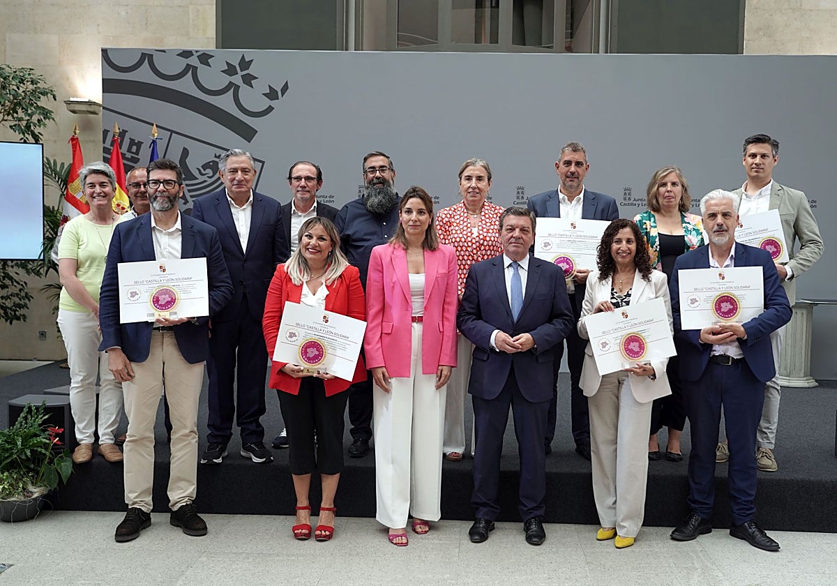 El consejero de la Presidencia, Luis Miguel González Gago, presenta y entrega el nuevo sello 'Castilla y León Solidaria'