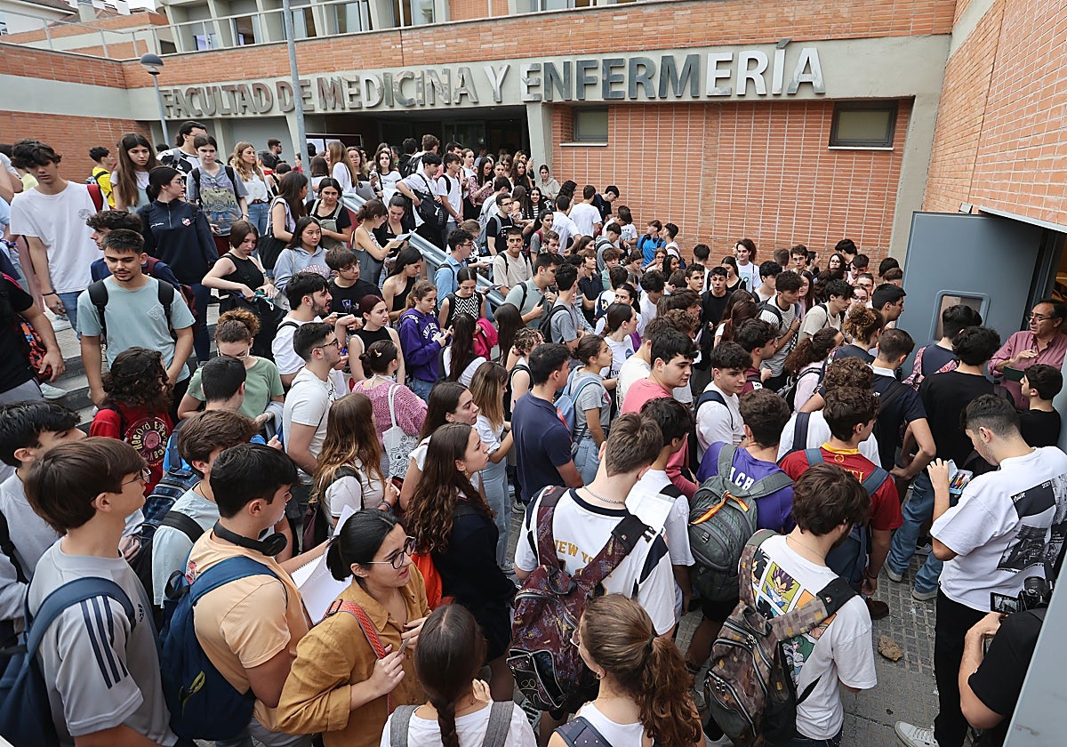 Centenares de alumnos en la Facultad de Medicina y Enfermería de la UCO