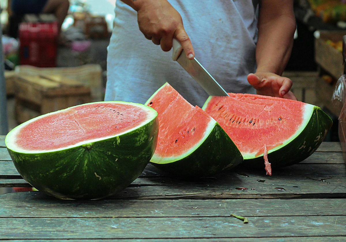 Sandías cortadas en la calle