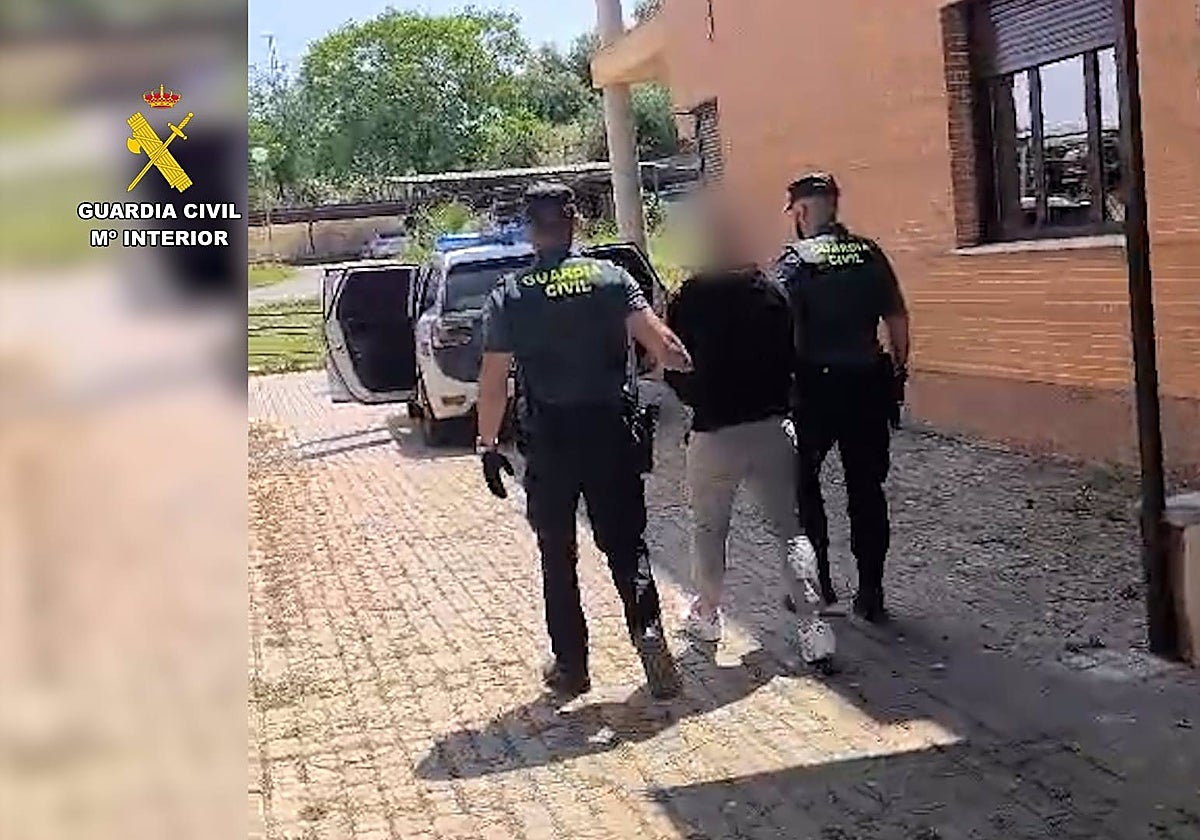 La Guardia Civil custodia a un detenido por el robo en una nave de Setenil de las Bodegas