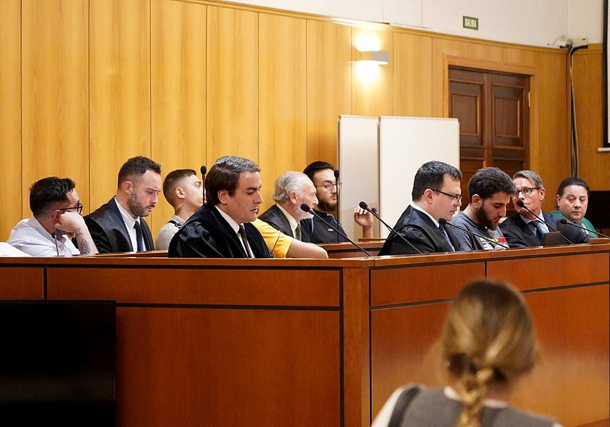 Los cinco acusados, junto con sus abogados, en el juicio en la Audiencia de Valladolid por presuntos delitos de odio y lesiones