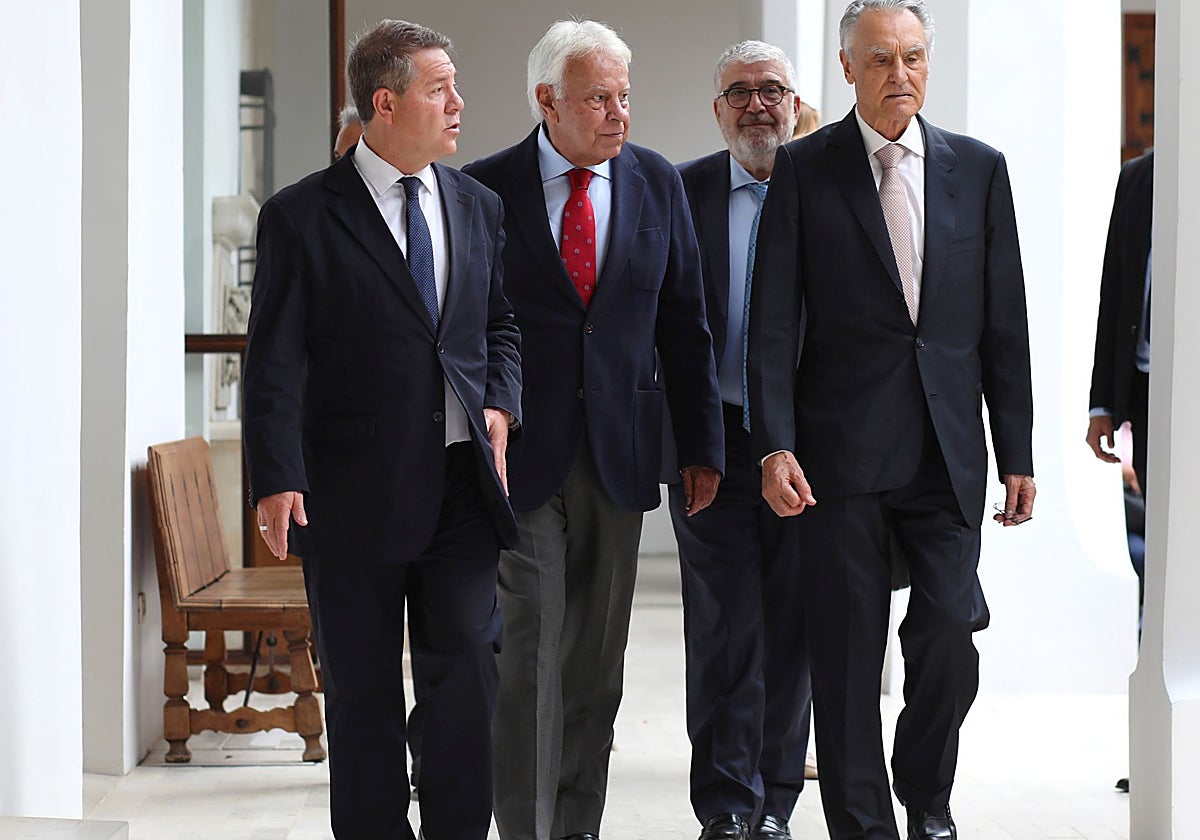 Page, Felipe González, Cavaco Silva y Juan José Ruiz se dirigen al acto celebrado en el Palacio de Fuensalida