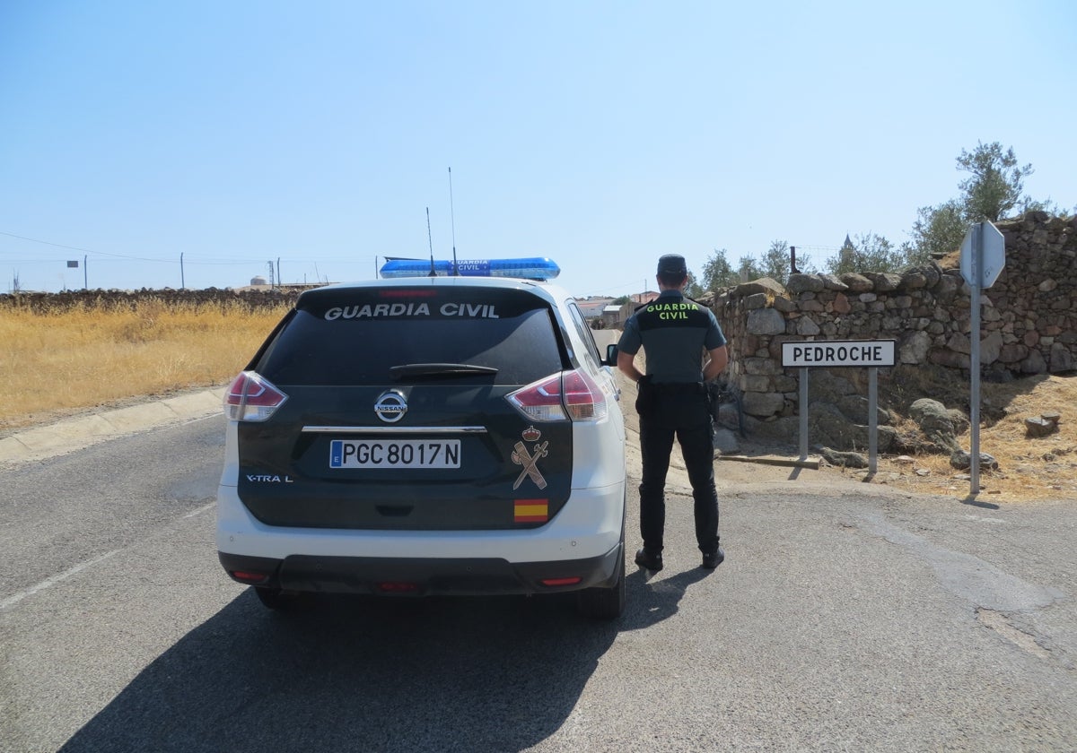 Un agente de la Guardia Civil en uno de los accesos a la localidad de Pedroche