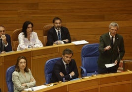 La denuncia al exconselleiro provoca una batalla campal por el relato en el Parlamento