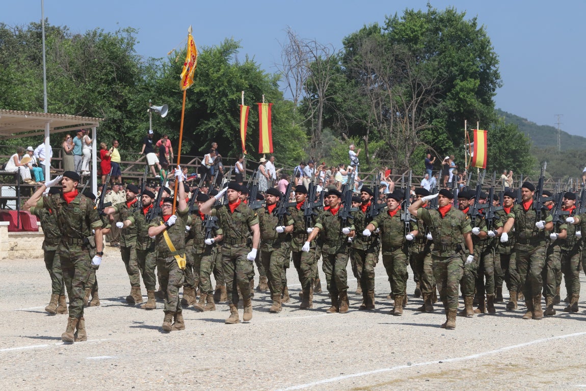 La brillante parada militar de la BRI X en Cerro Muriano, en imágenes