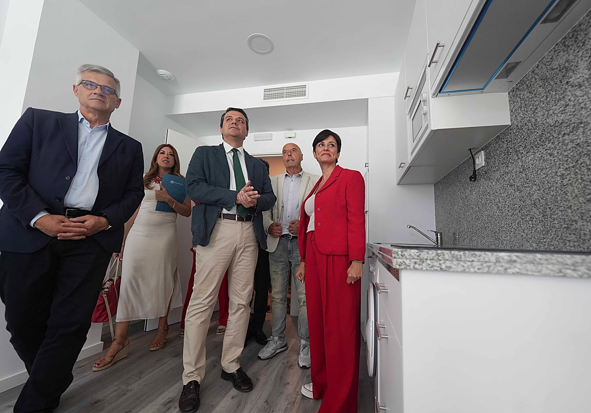 La ministra Rodríguez junto al alcalde de Córdoba en uno de los apartamentos de mayores