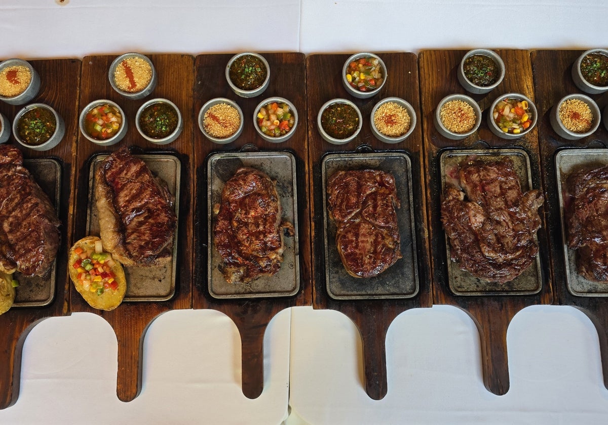 Distintos cortes de viandas que se pueden degustar en un ambiente de auténtica barbacoa porteña