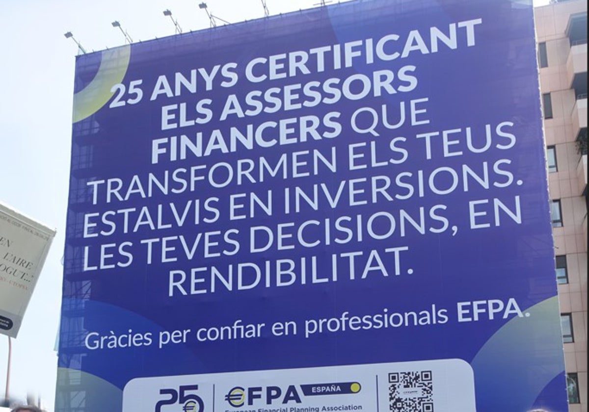 La asociación EFPA ha colocado una lona gigante en el número 251 de Vía Augusta, una de las principales arterias de Barcelona, y también otra en la calle Goya de Madrid