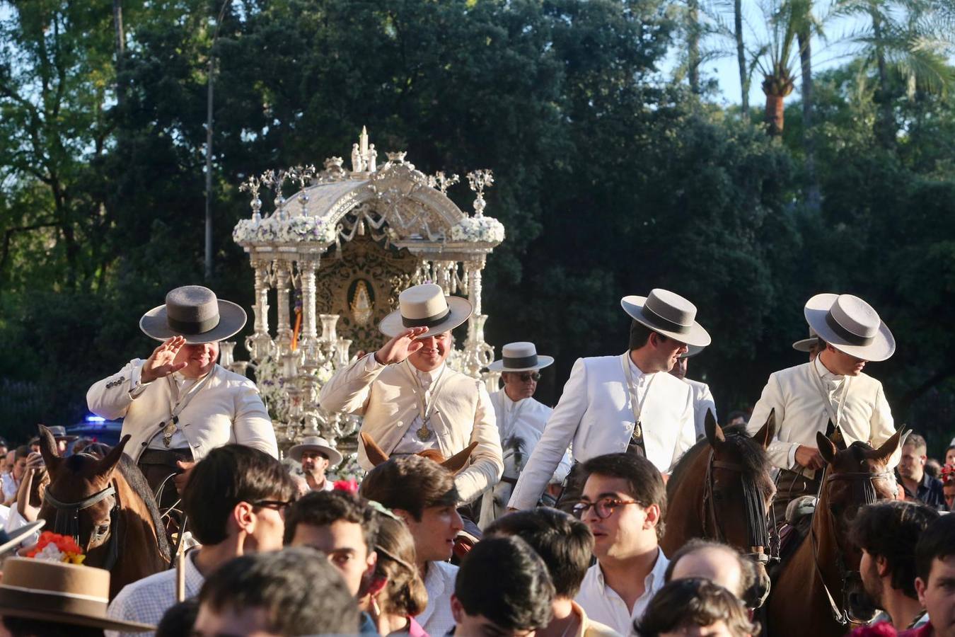Las cinco hermandades llegan a Sevilla arropadas por una gran cantidad de peregrinos y rocieros
