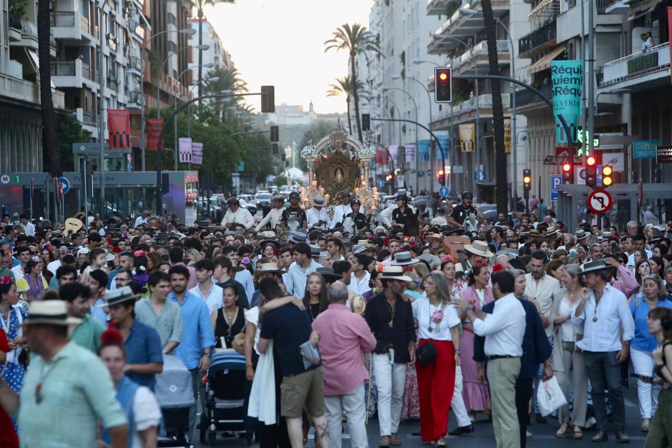 Las cinco hermandades llegan a Sevilla arropadas por una gran cantidad de peregrinos y rocieros