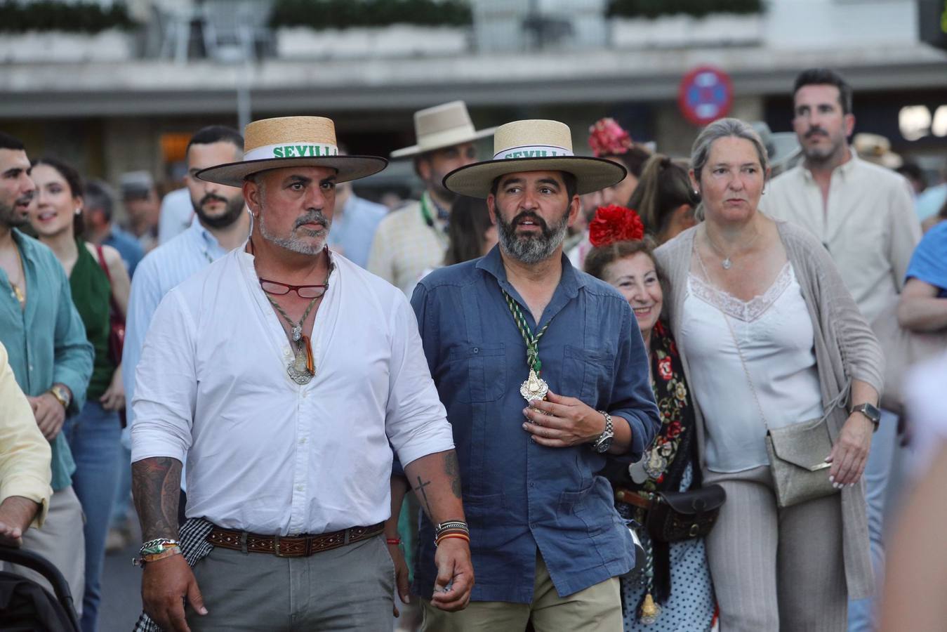 Las cinco hermandades llegan a Sevilla arropadas por una gran cantidad de peregrinos y rocieros