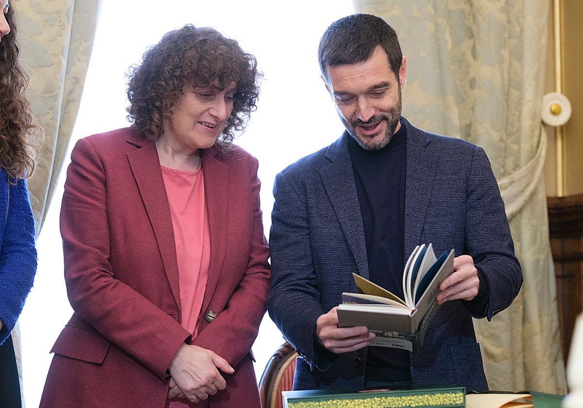 El ministro de Consumo, Pablo Bustinduy, junto a la alcaldesa de Santiago durante su visita a Compostela