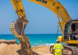 La playa de Camposoto en San Fernando recibe el aporte de 80.000 metros cúbicos de arena