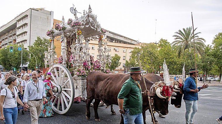 La carreta con el simpecado de Sevilla Sur entrando en la ciudad