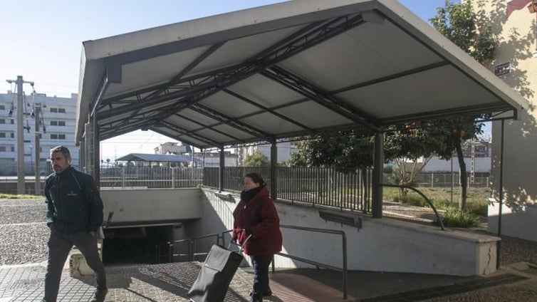 Arrastran a una anciana en Córdoba para robarle el carrito de la compra y 860 euros del bolso que gastaron en droga y clubes