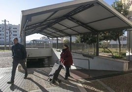 Arrastran a una anciana en Córdoba para robarle el carrito de la compra y 860 euros del bolso que gastaron en droga y clubes