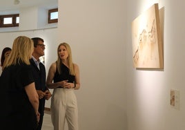 La artista Mariam Cremadas y el diputado provincial de Cultura, Juan de Dios Navarro, en la inauguración de la exposición 'Génesis'