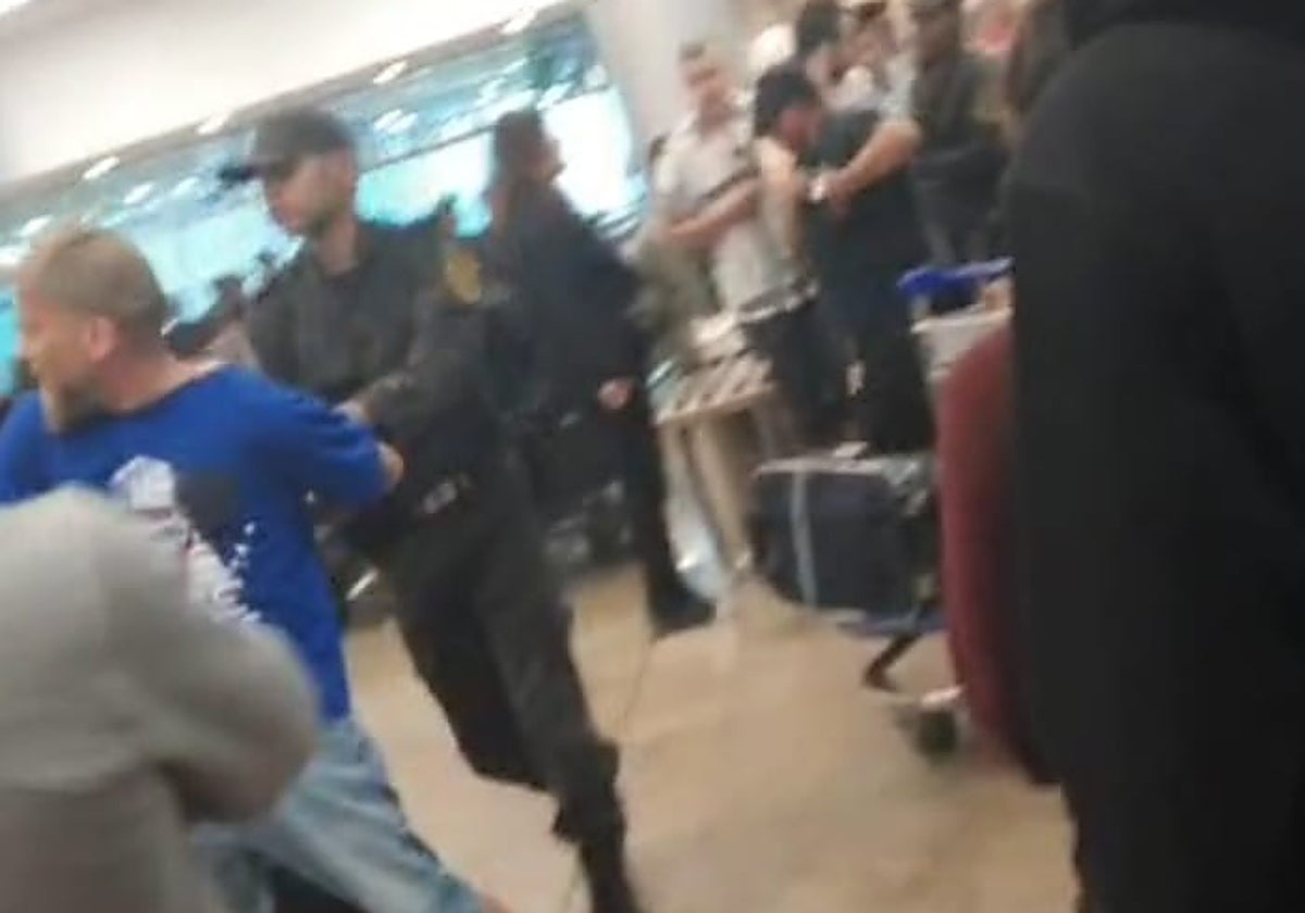 Policías egipcios detienen a los activistas en el aeropuerto de El Cairo