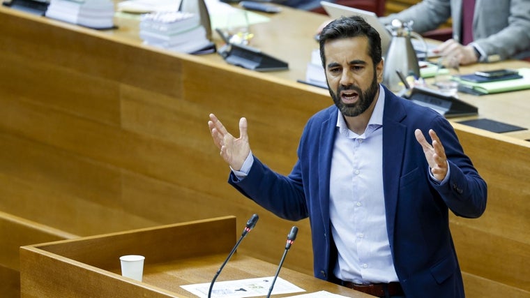 Imagen del síndic del PSPV-PSOE, José Muñoz, este jueves en las Cortes Valencianas