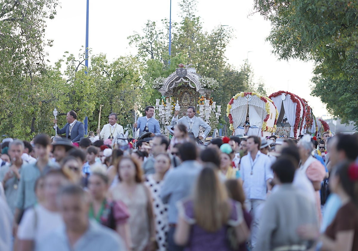 Los rocieros de Triana acompañan al Simpecado de la filial trianera