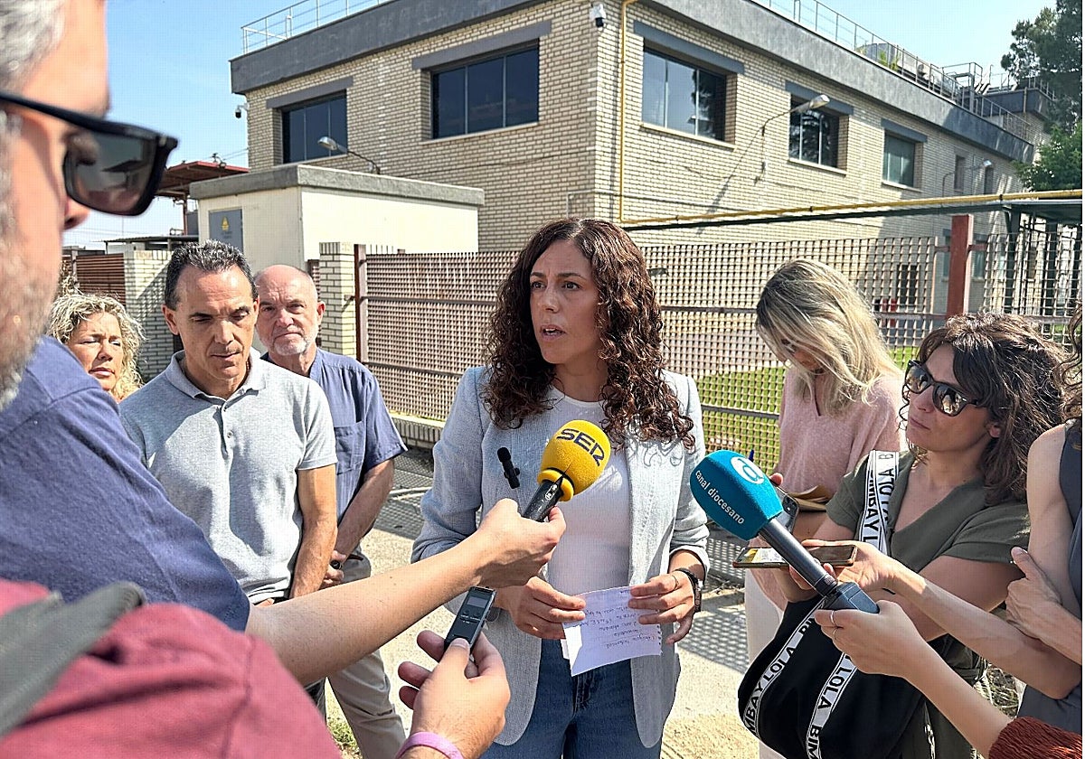 Noelia de la Cruz, en el polígono industrial, durante la rueda de prensa en la que ha hecho balance de la gestión del equipo de gobierno
