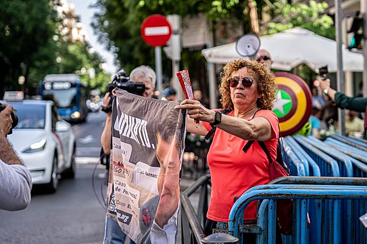 Concentración contra el Gobierno de Pedro Sánchez en la sede del PSOE en Ferraz