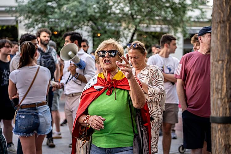 Concentración contra el Gobierno de Pedro Sánchez en la sede del PSOE en Ferraz