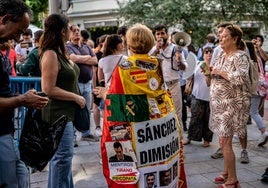Concentración contra el Gobierno de Pedro Sánchez en Ferraz, en imágenes
