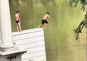 El vídeo viral de Sergio Gómez de dos jóvenes bañándose en las sucias aguas del Tajo