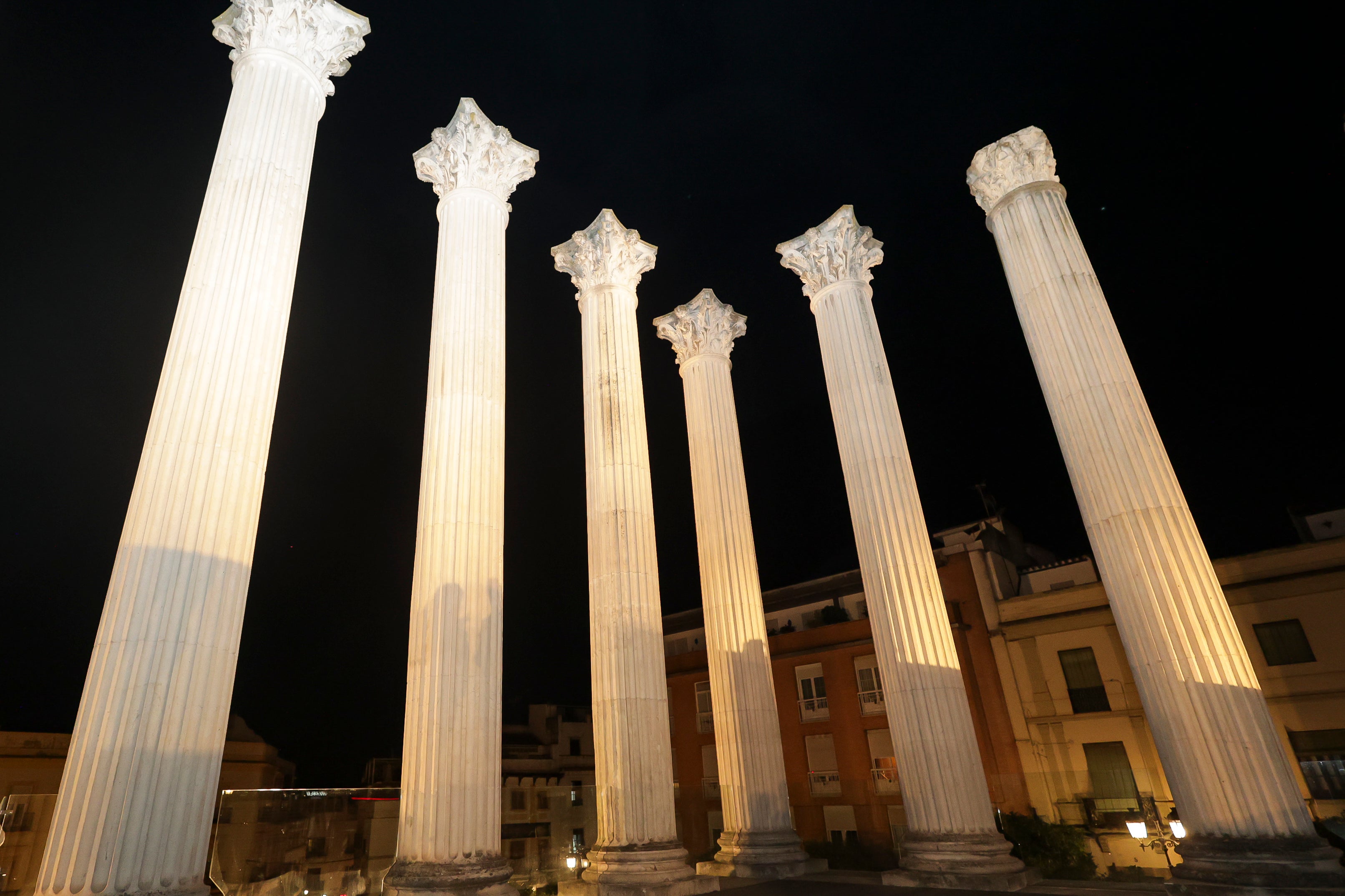 La nueva piel de luz del Templo Romano de Córdoba, en imágenes