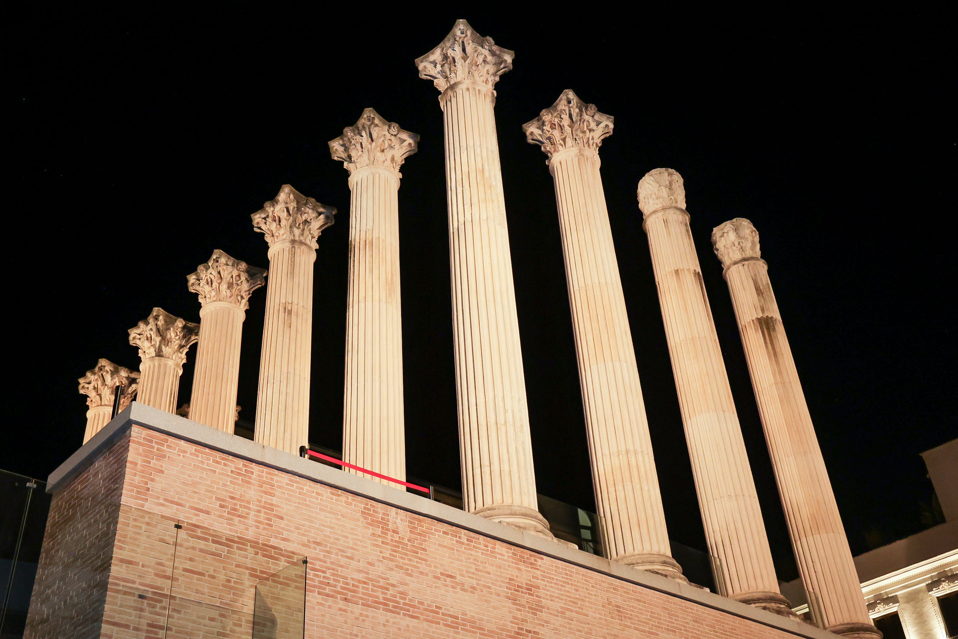 La nueva piel de luz del Templo Romano de Córdoba, en imágenes
