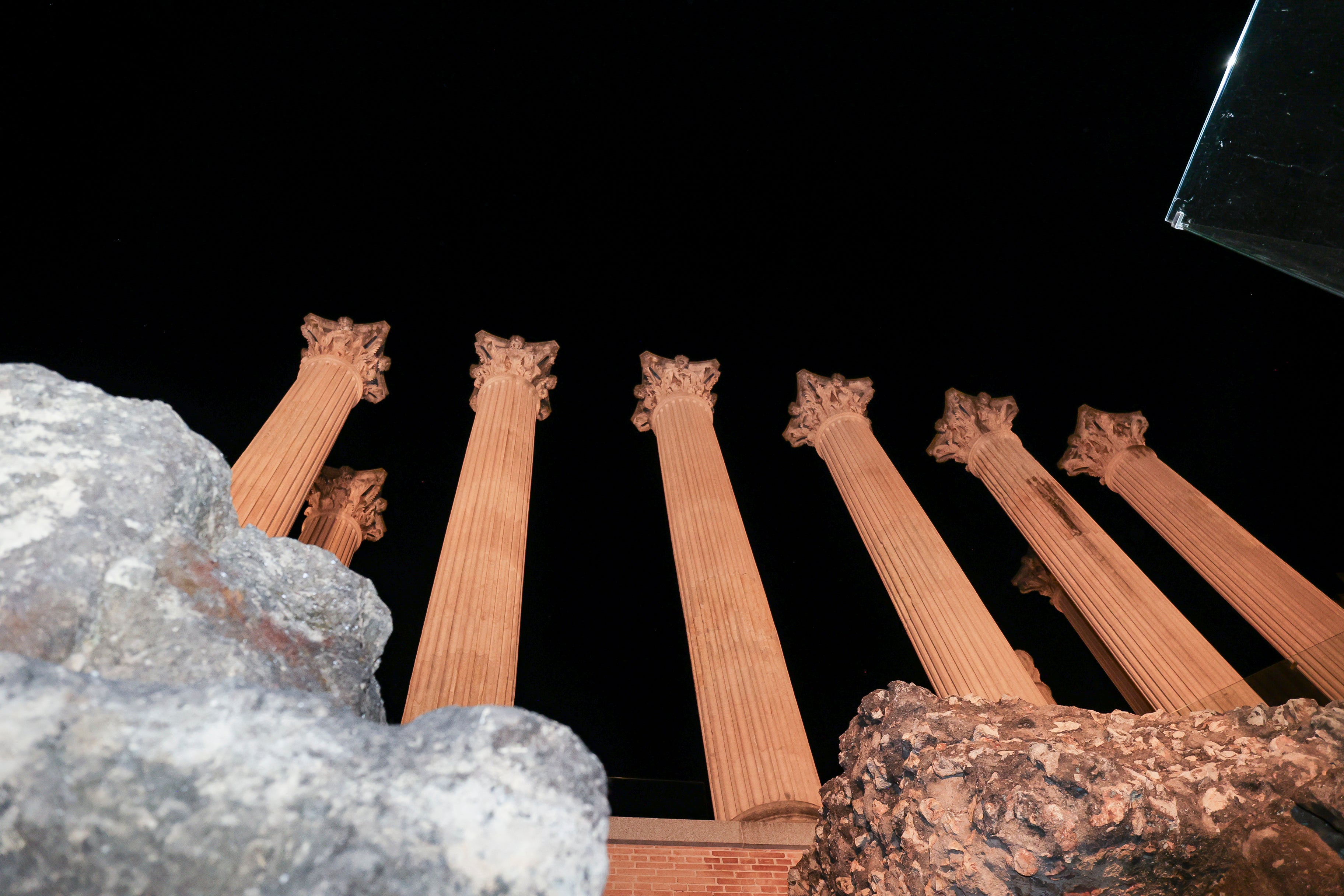 La nueva piel de luz del Templo Romano de Córdoba, en imágenes