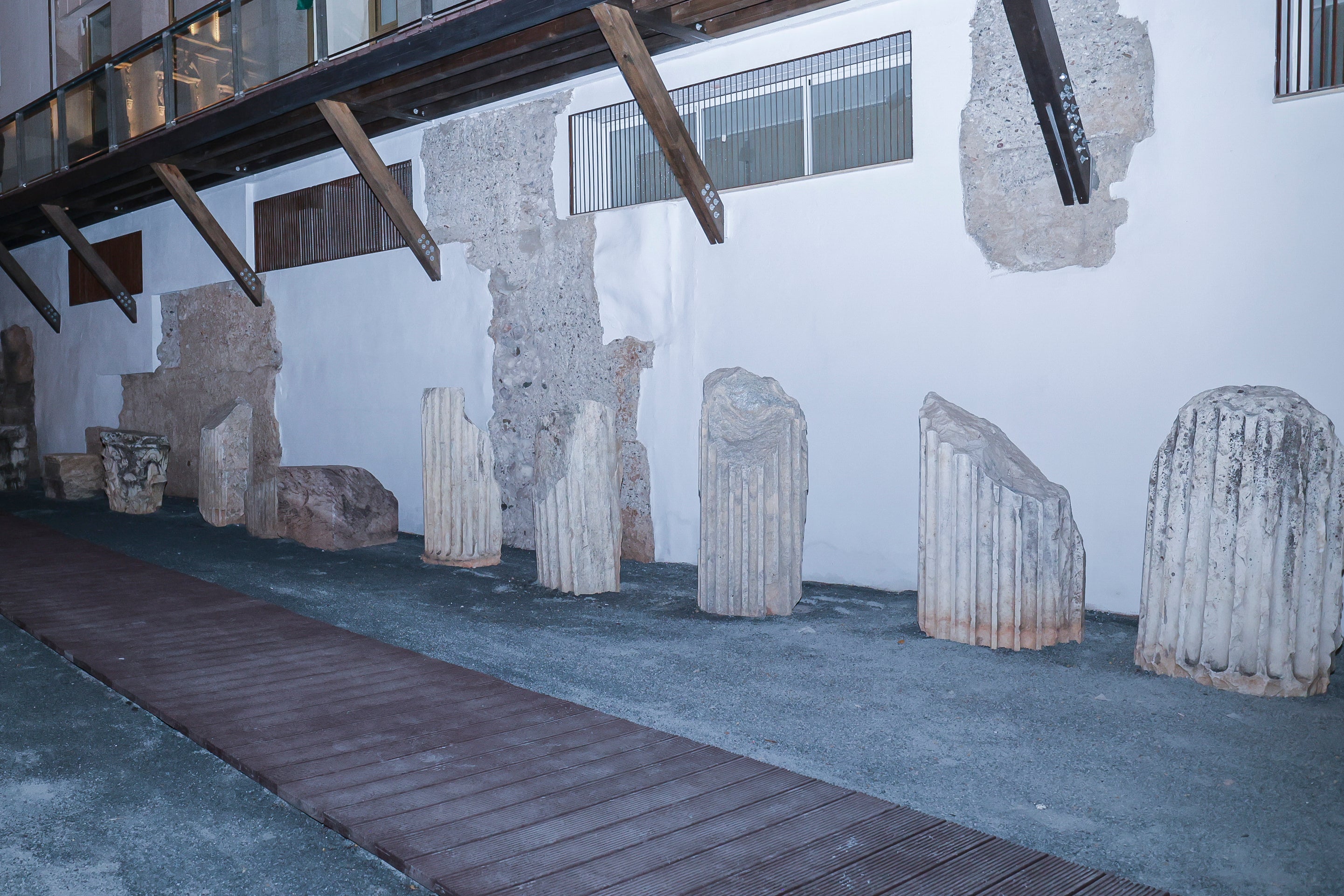 La nueva piel de luz del Templo Romano de Córdoba, en imágenes