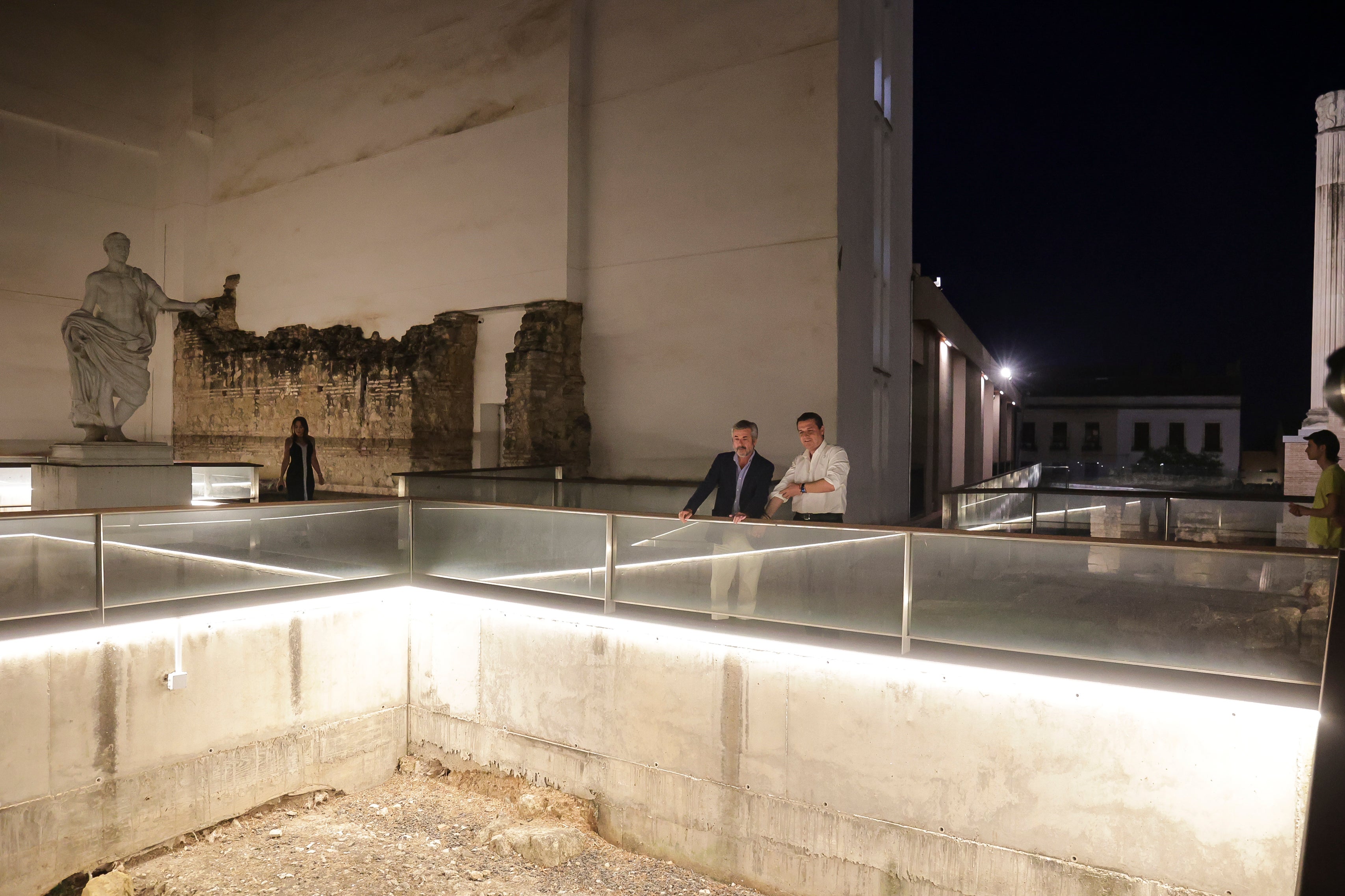 La nueva piel de luz del Templo Romano de Córdoba, en imágenes
